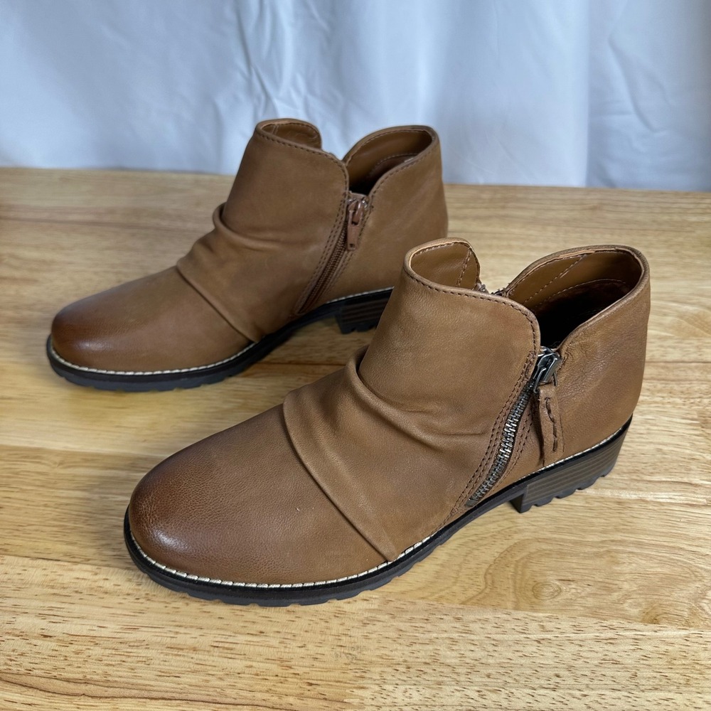 Clarks Hearth Dove Leather Ankle Boots Womens 7.5W Brown Zipper Ruched Classic